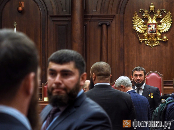 Магомед Даудов, спикер Парламента ЧР (справа)